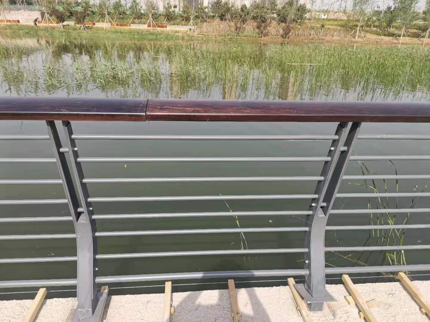 五指山市桥梁防撞护栏铝合金护栏 - 价格